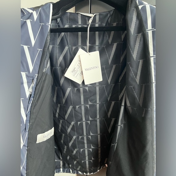 Valentino Windbreaker in a Size Large Men’s/Unisex . - Picture 6 of 7